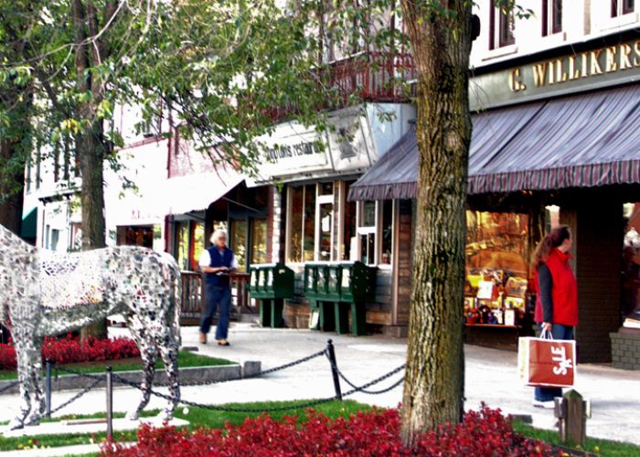 Shop or dine in restored Victorian buildings of Saratoga SpringÕs main street, Broadway, where the unmistakable equine theme includes life-size horse statues.